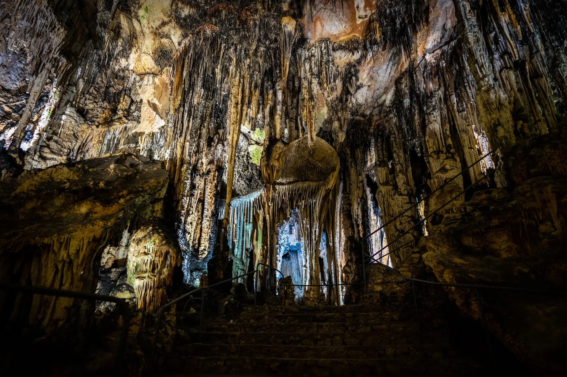 Lac souterrain Martel et stalactites dans les grottes du Drach à Porto Cristo, Majorque