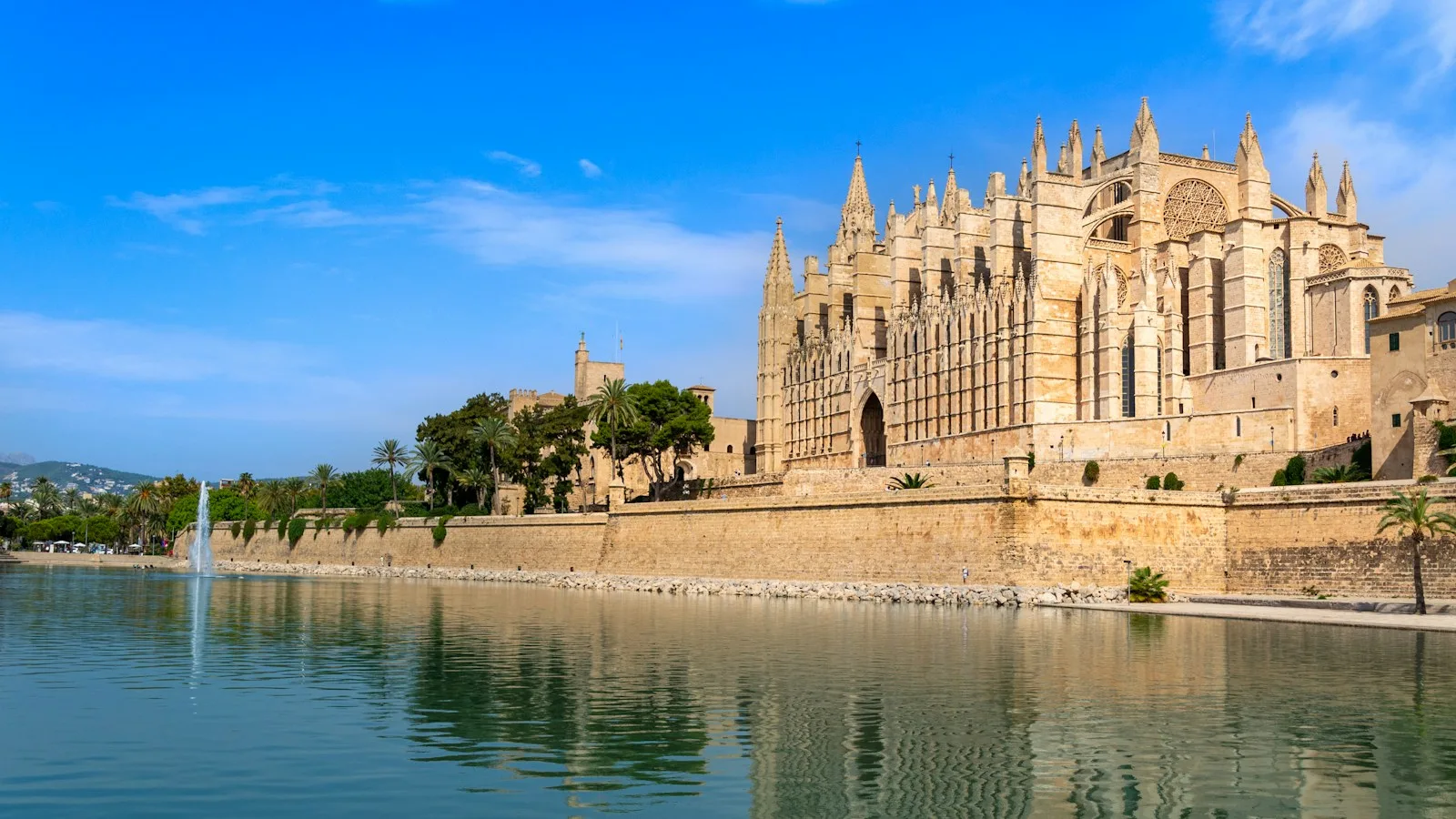 Jour 1 — Arrivée et Palma à pied